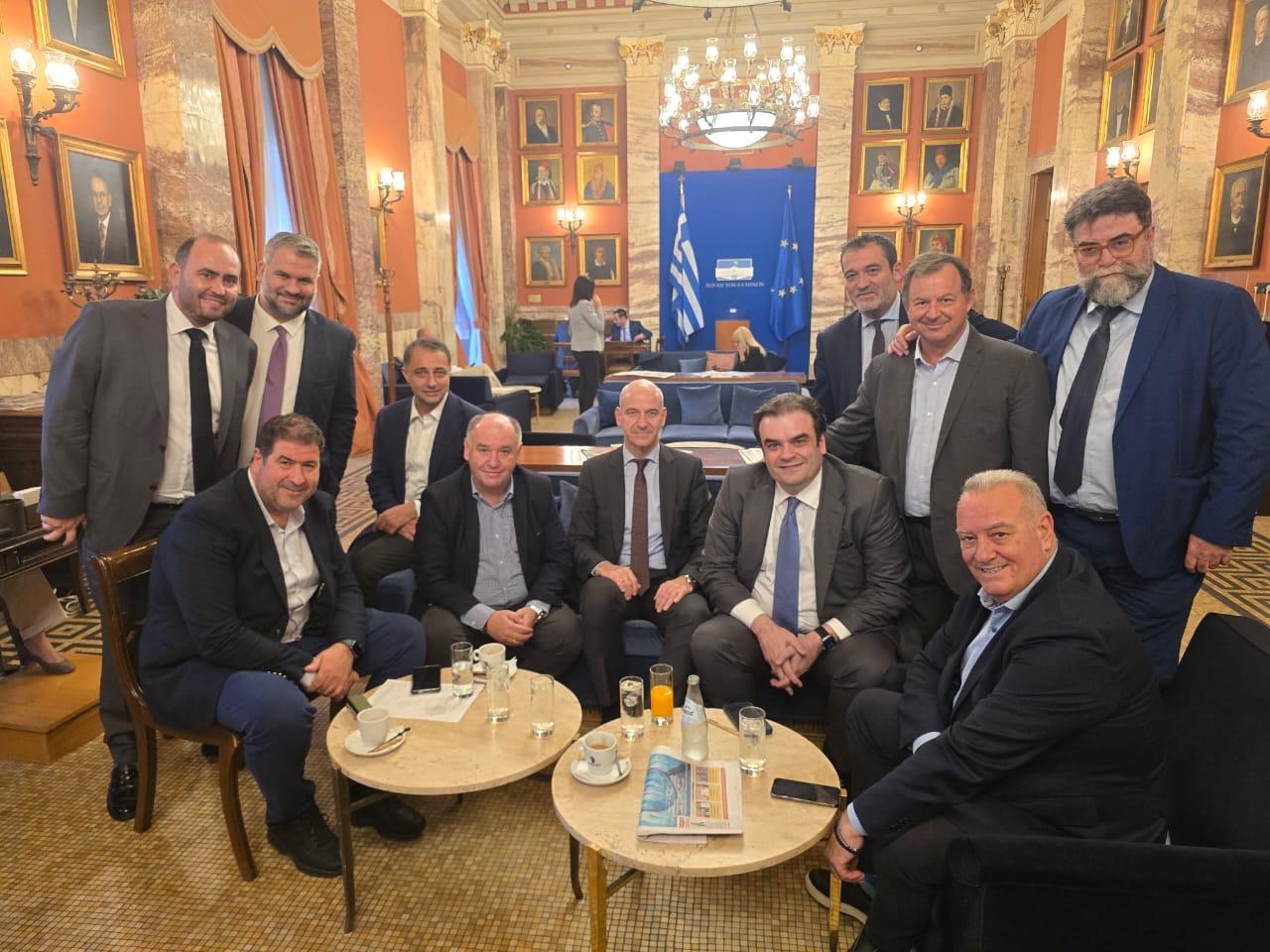 O Πιερρακάκης με βουλευτές