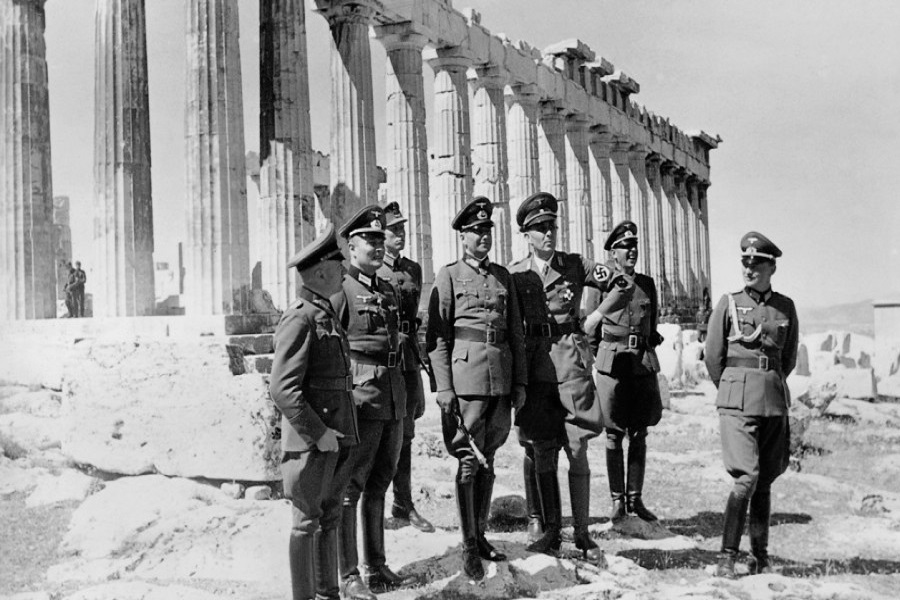 Γερμανοί αξιωματικοί μπροστά στον Παρθενώνα σε ενσταντανέ κατακτητή