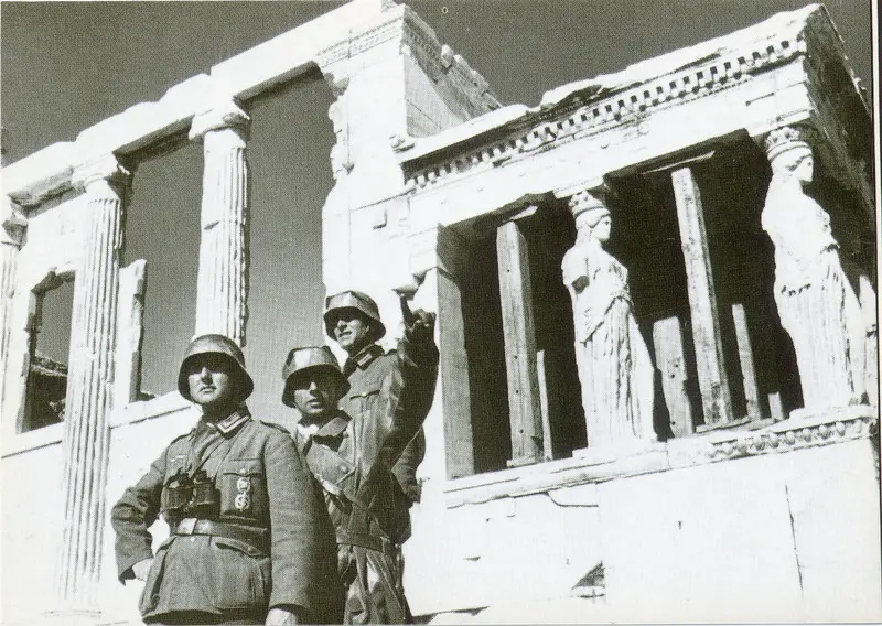 Το Ερέχθειο και οι Καρυάτιδες ως φόντο φωτογράφισης