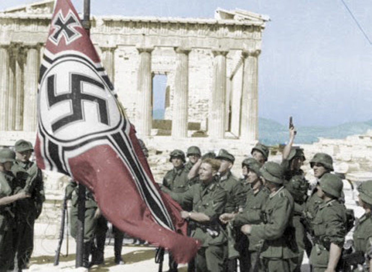 Η υποστολή της γερμανικής σβάστικας από την Ακρόπολη μετά την ήττα