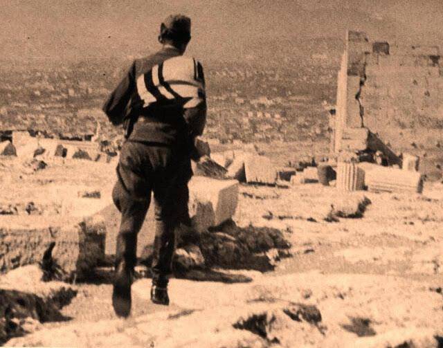 Ο τελευταίος Γερμανός στρατιώτης φεύγει από την Ακρόπολη με την σημαία