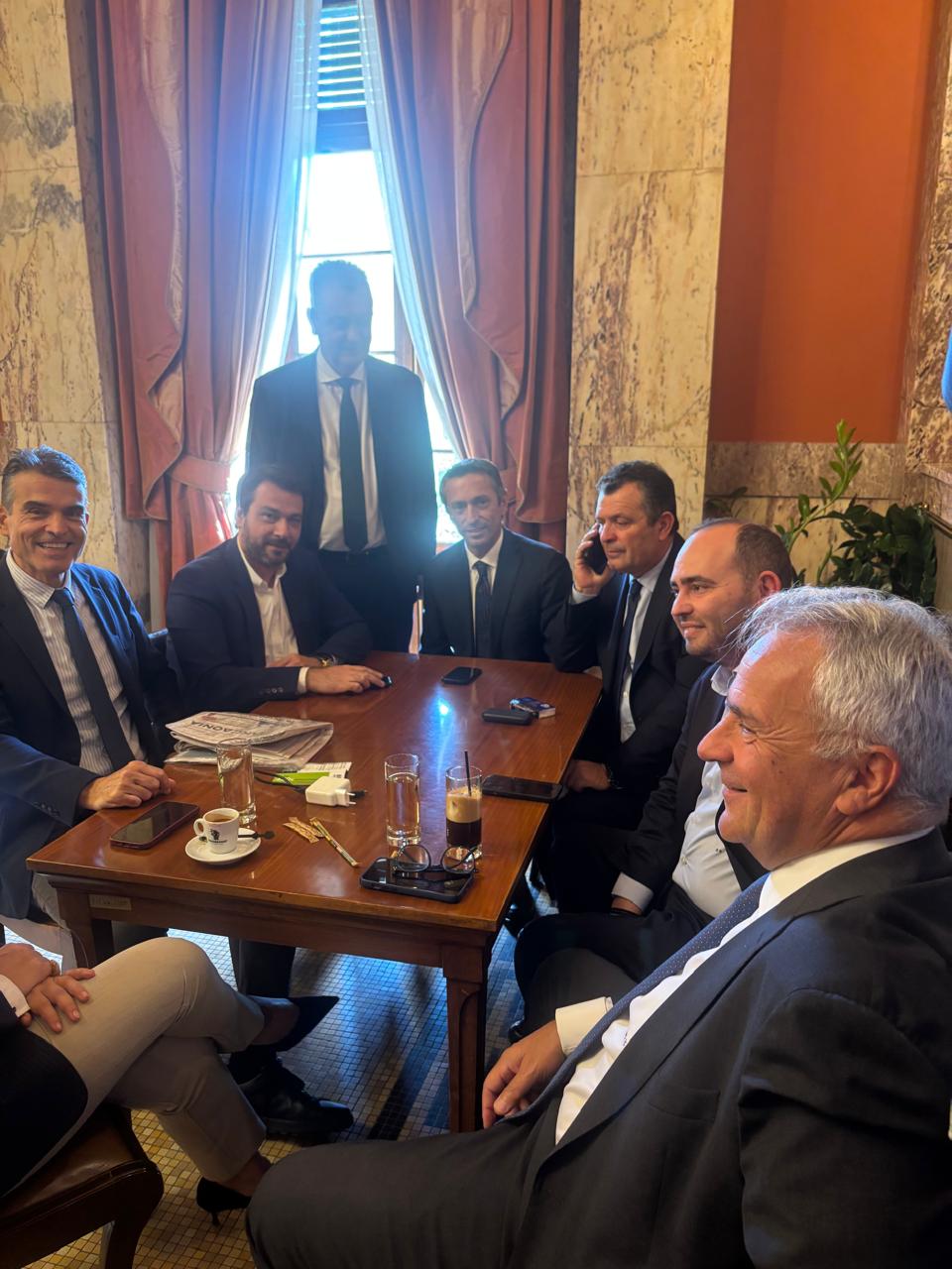 Ο Μάκης Βορίδης σε καλή διάθεση, με γαλάζιους βουλευτές