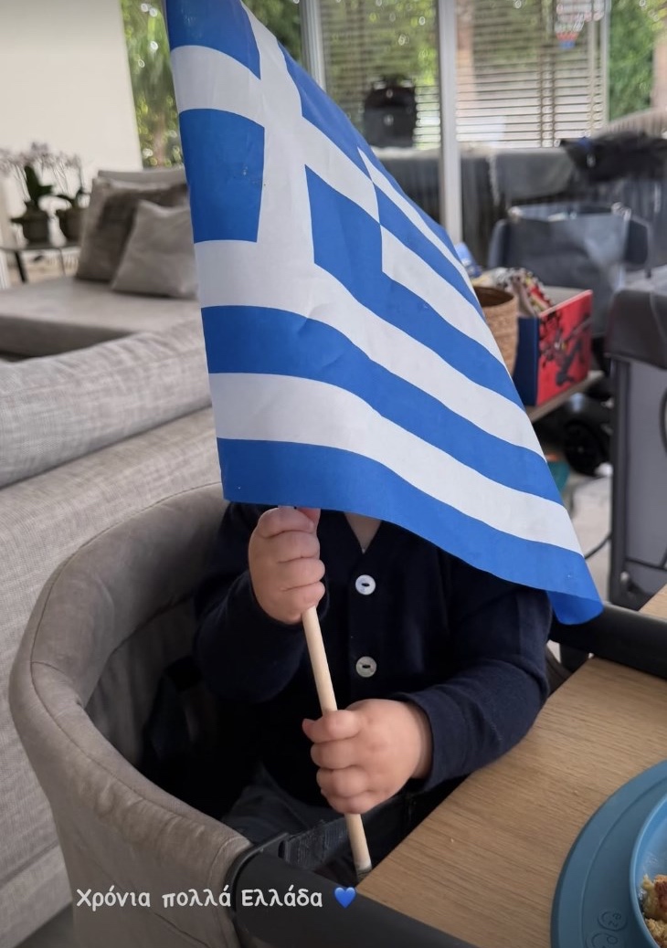 Ο μικρός Βασίλης με την ελληνική σημαία