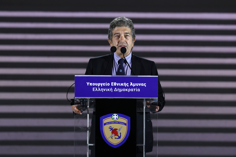 Ο αρχιτέκτονας Κώστας Βαρώτσος, μιλάει κατά τη διάρκεια της τελετής των αποκαλυπτηρίων του έργου της βιοκλιματικής πρόσοψης και του περιβάλλοντος χώρου του κτιρίου του υπουργείου Εθνικής Άμυνας και των Γενικών Επιτελείων των Ενόπλων Δυνάμεων,