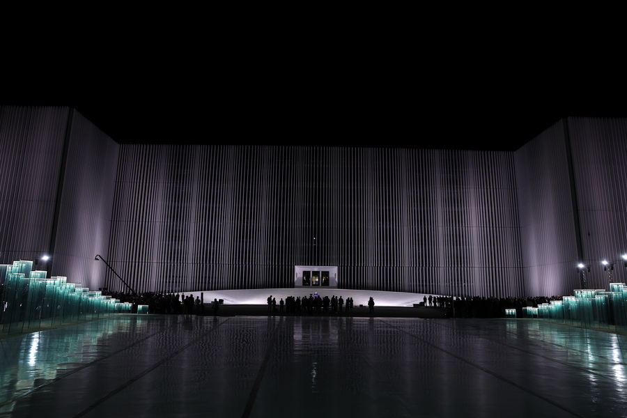 Ο πρωθυπουργός Κυριάκος Μητσοτάκης μιλάει κατά τη διάρκεια της τελετής των αποκαλυπτηρίων του έργου της βιοκλιματικής πρόσοψης και του περιβάλλοντος χώρου του κτιρίου του υπουργείου Εθνικής Άμυνας και των Γενικών Επιτελείων των Ενόπλων Δυνάμεων, Αθήνα, Τετάρτη 29 Οκτωβρίου 2025. Το νέο έργο αναμένεται να αποτελέσει σημείο αναφοράς για την ευρύτερη περιοχή της πρωτεύουσας, καθώς είναι ορατό σε όσους κινούνται επί της Λεωφόρου Μεσογείων, μία από τις πλέον κεντρικές λεωφόρους. Το έργο της βιοκλιματικής όψης συνδυάστηκε αφενός με το έργο του κ. Βαρώτσου που εγκαινιάστηκε στις 26 Μαρτίου 2025 από τον υπουργό Εθνικής Άμυνας Νίκο Δένδια και αφετέρου με την προσθήκη δύο ελαιώνων εκατέρωθεν του μνημείου. ΑΠΕ-ΜΠΕ/ΑΠΕ-ΜΠΕ/ΓΙΩΡΓΟΣ ΒΙΤΣΑΡΑΣ