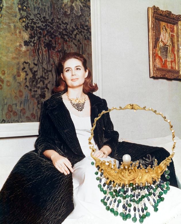 Η Σάο Σλούμπεργκερ φορώντας το κολιέ με την «Στροβιλιζόμενη Θάλασσα», περίπου το 1964