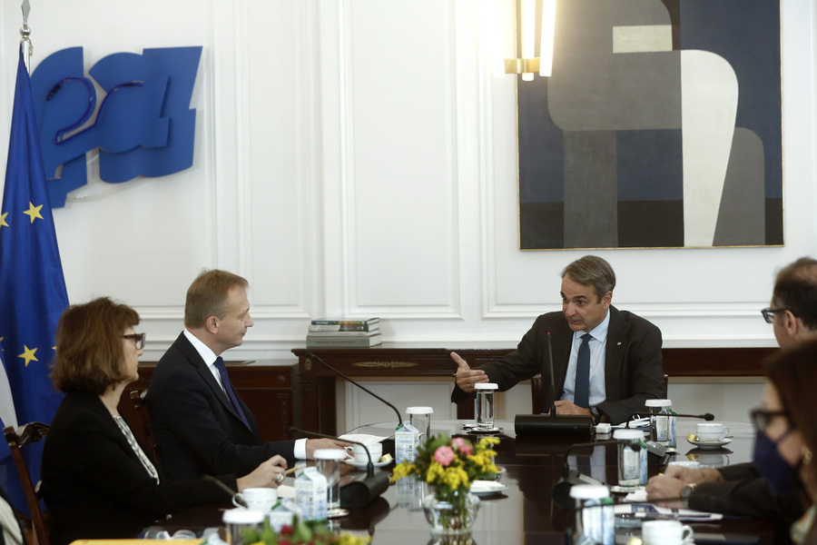 Ο πρωθυπουργός, Κυριάκος Μητσοτάκης, συνομιλεί με τον Ευρωπαίο Επίτροπο για τον Προϋπολογισμό, την Καταπολέμηση της Απάτης και τη Δημόσια Διοίκηση, Piotr Serafin Πηγή: ΑΠΕ-ΜΠΕ/ΑΠΕ-ΜΠΕ/ΓΙΑΝΝΗΣ ΚΟΛΕΣΙΔΗΣ