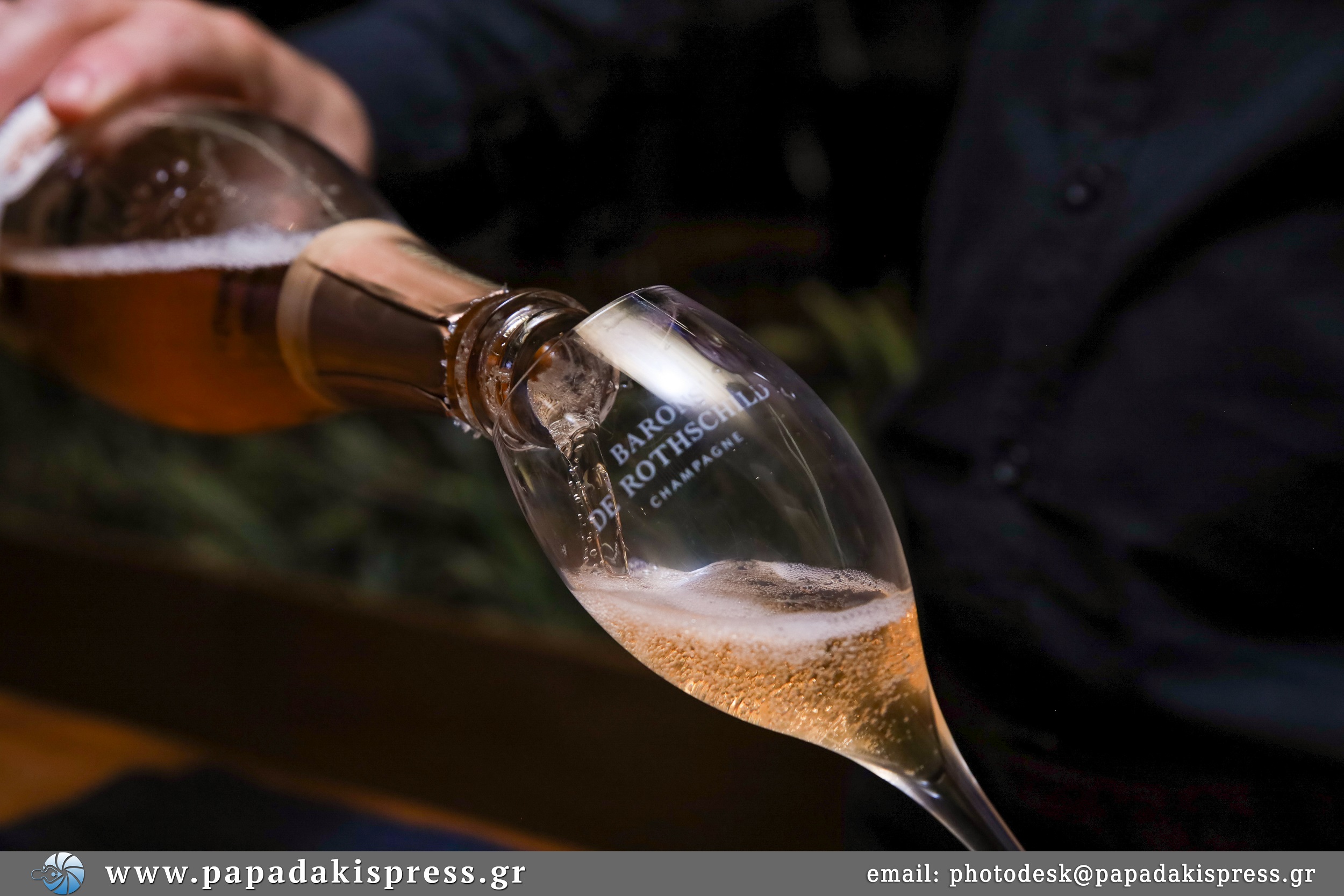 Μια δροσερή γουλιά από Barons de Rothchild