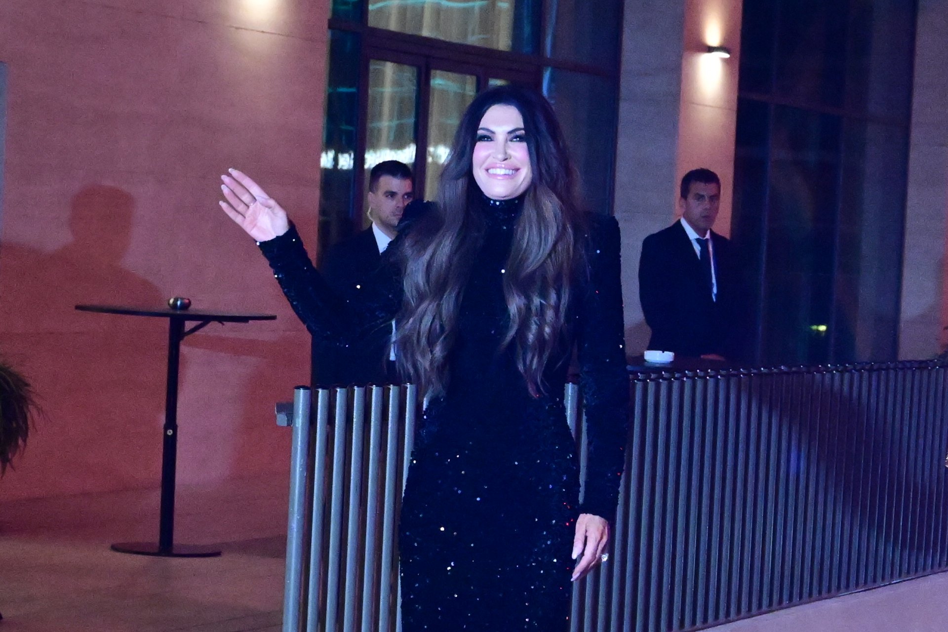 Η στιγμή της άφιξης της νέας πρέσβεως στη δεξίωση