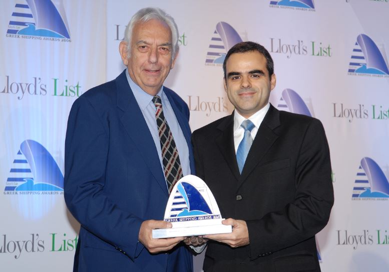 Ο Απόστολος Πουλοβασίλης (κέντρο) του χορηγού Lloyd's Register απονέμει το βραβείο στον Χάρη Κυνηγό, πρόεδρο της Elinoil