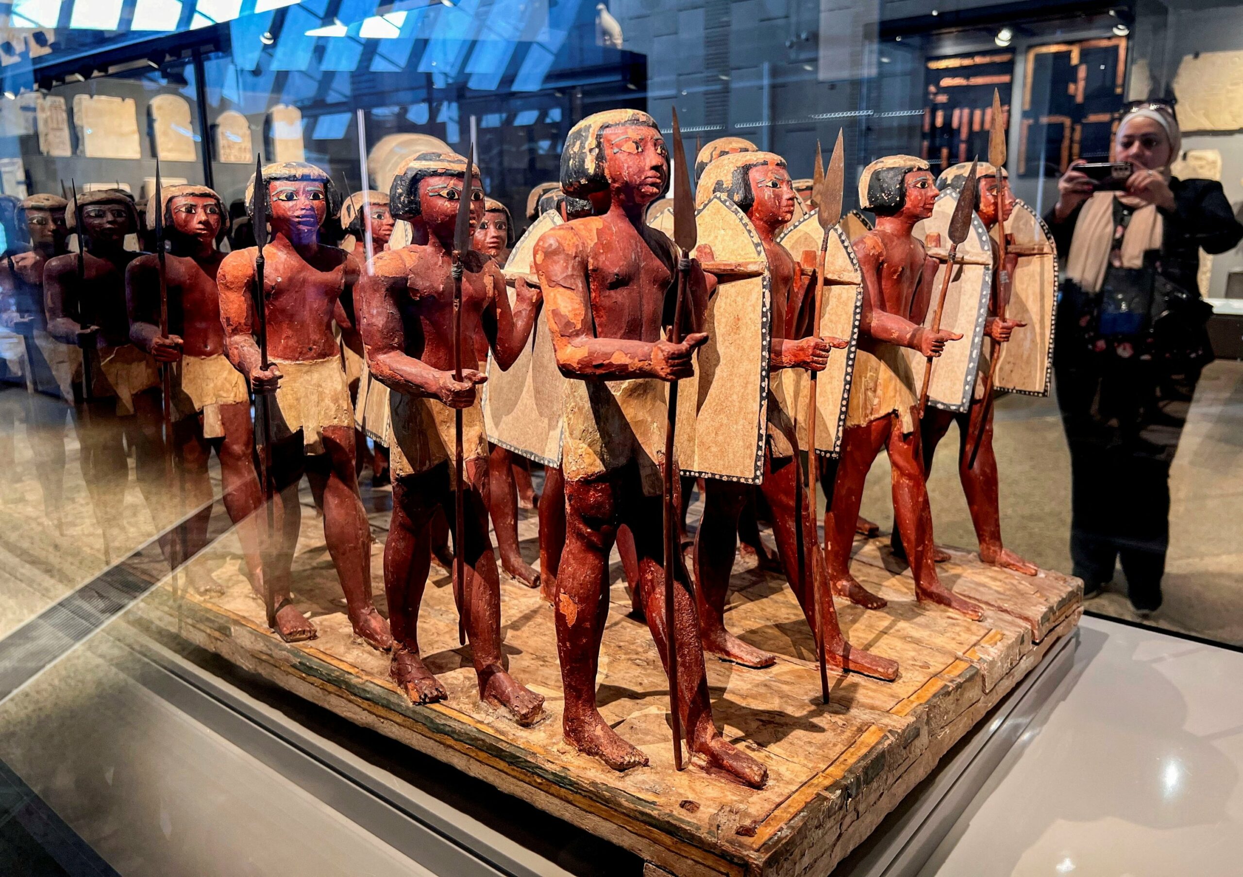 Ξύλινα ειδώλια αρχαίων αιγύπτιων πολεμιστών με δόρατα και ασπίδες