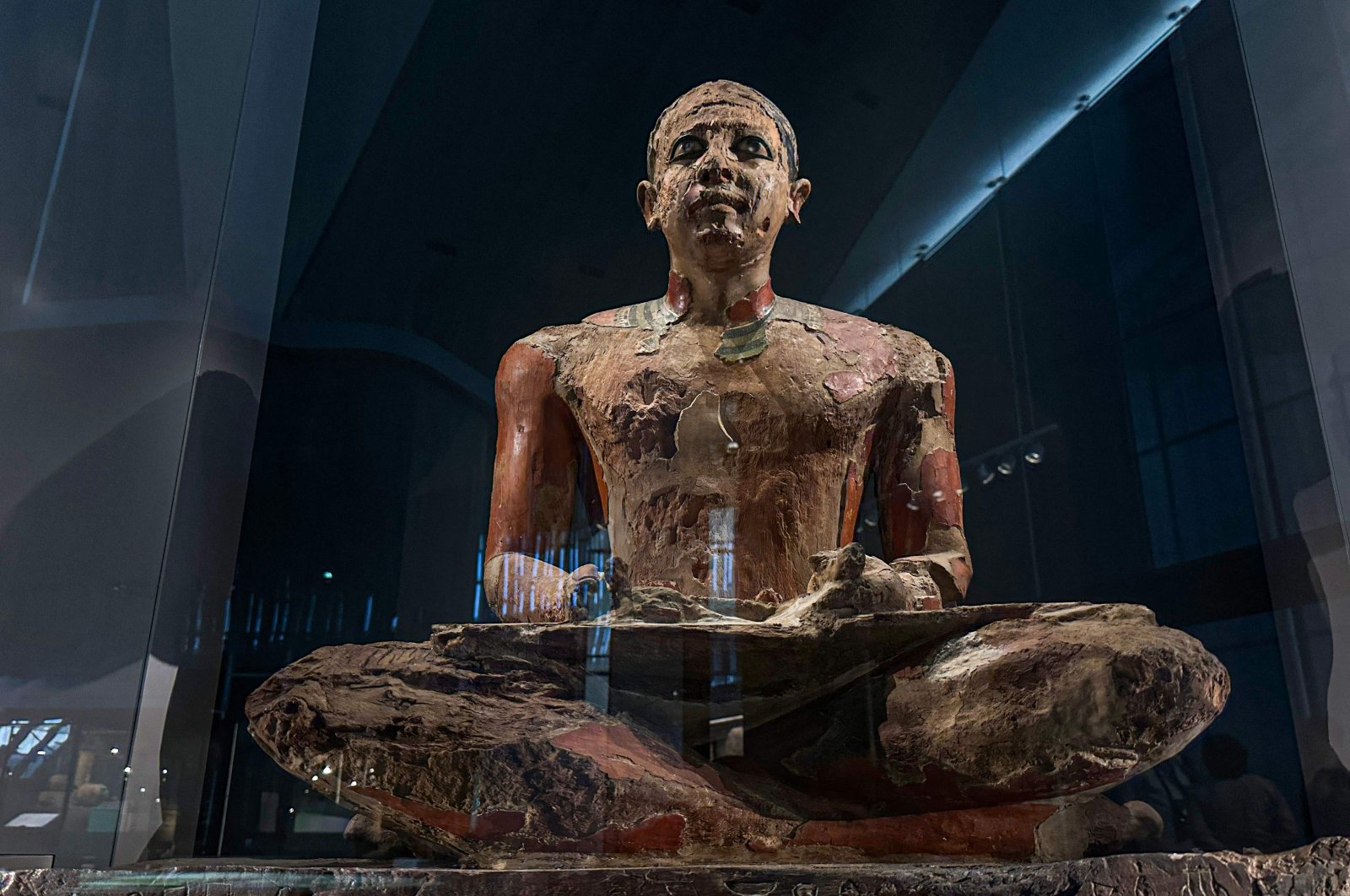 Το άγαλμα του γραφέα του Μέτρι στην κλασική στάση του επαγγέλματος