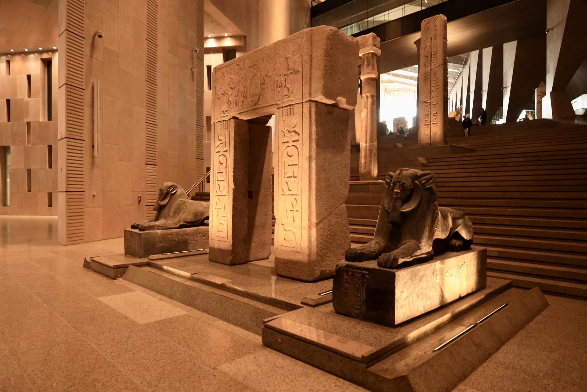 Οι φύλακες της πύλης στην είσοδο του Μεγάλου Αιγυπτιακού Μουσείου