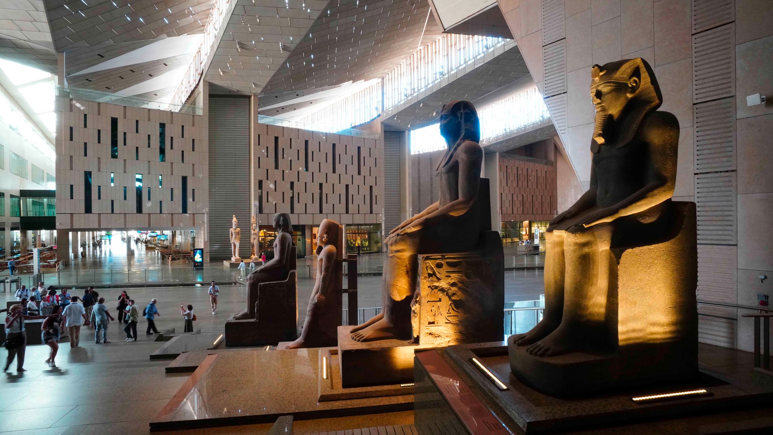 Αγάλμα φαραώ διαφόρων εποχών υποδέχονται τους επισκέπτες