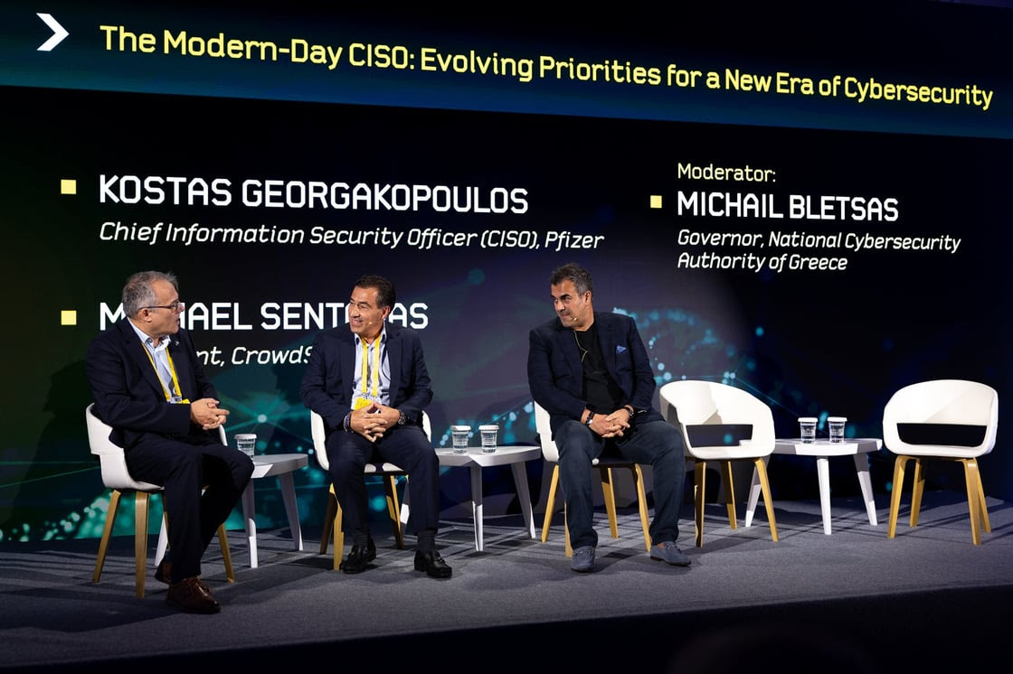 Από αριστερά: Μιχάλης Μπλέτσας, Διοικητής της Εθνικής Αρχής Κυβερνοασφάλειας του Υπουργείου Ψηφιακής Διακυβέρνησης - Κώστας Γεωργακόπουλος, Chief Information Security Officer (CISO) Pfizer - Michael Sentonas, President, CrowdStrike Inc