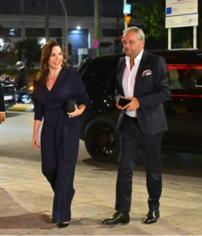 Όλγα Κεφαλογιάννη και Κωνσταντίνος Ζήκος έξω από το Κέντρο Αθηνών