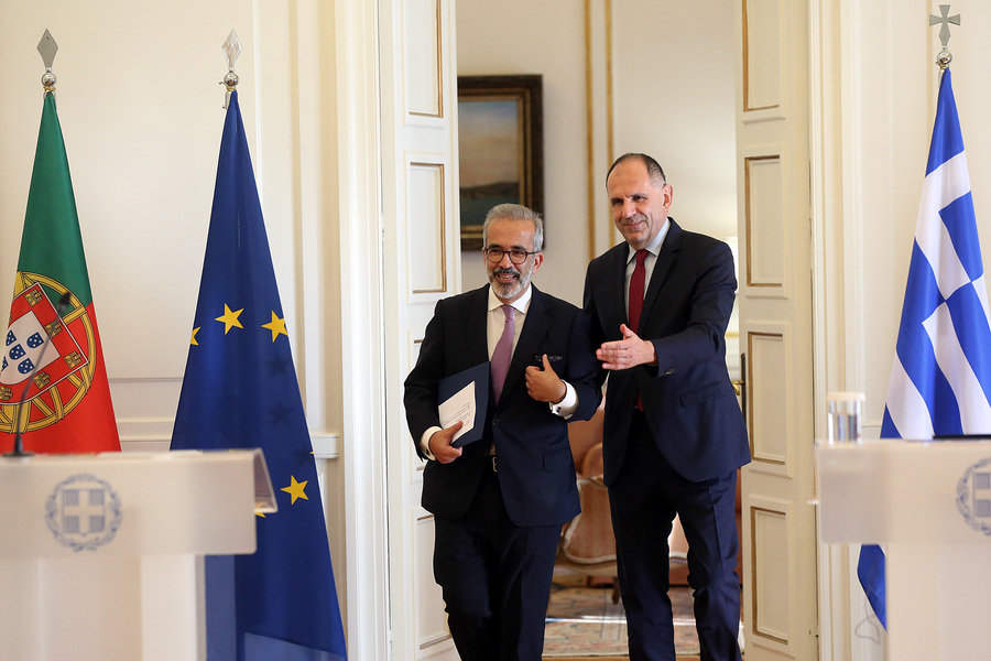 Ο ΥΠΕΞ Γιώργος Γεραπετρίτης και ο ΥΠΕΞ της Πορτογαλίας, Paulo Rangel. Πηγή: ΑΠΕ-ΜΠΕ