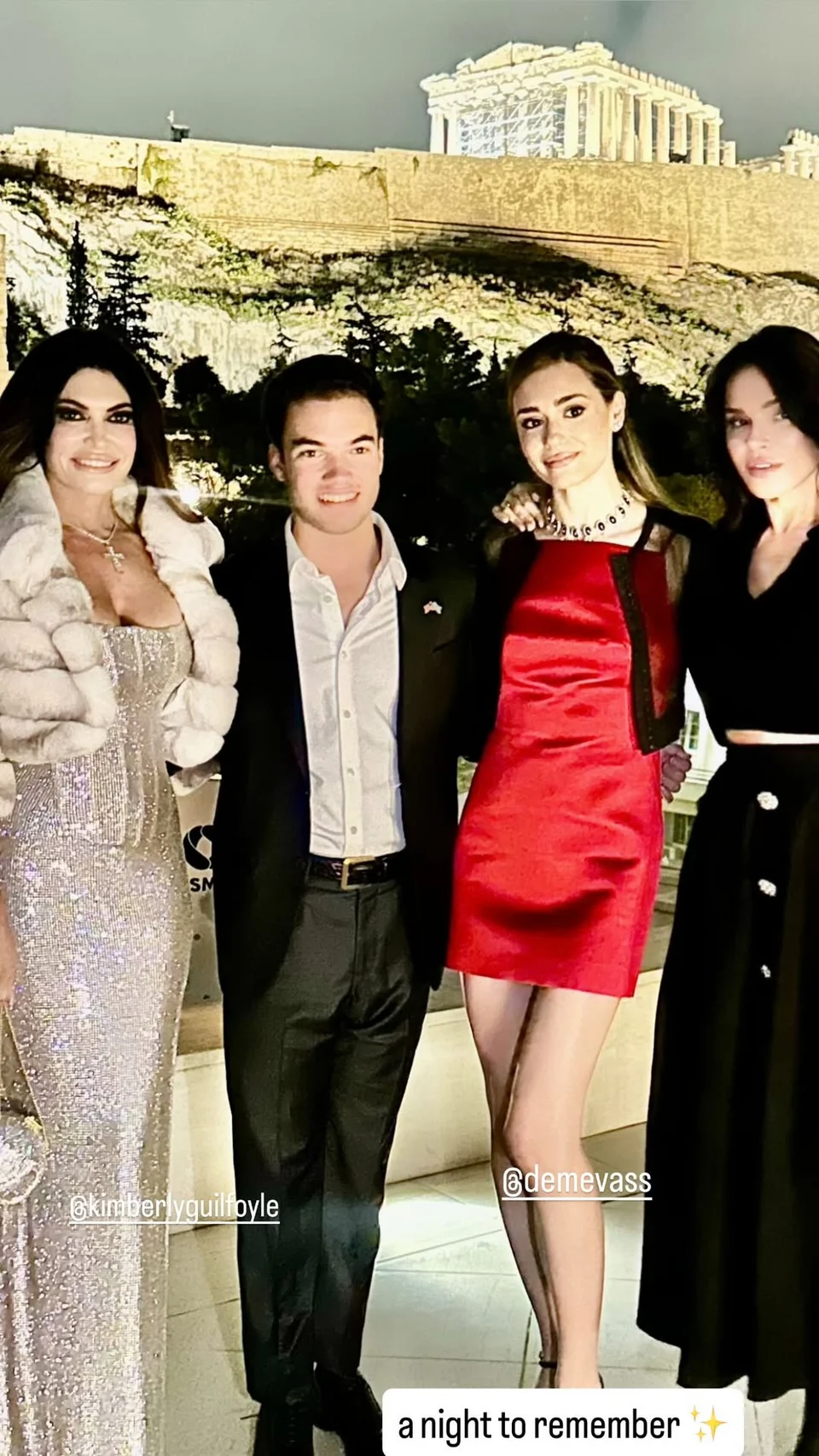 H Κίμπερλι Γκίλφοϊλ με τον γιό της Ρόναν τη Δήμητρα Βασιλάτου και τη Σίλια Κριθαριώτη