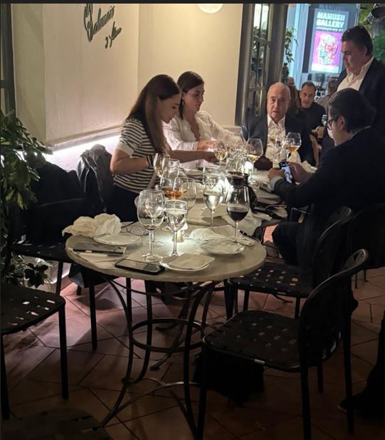 O Νίκος Μουνδρέας με την παρέα του