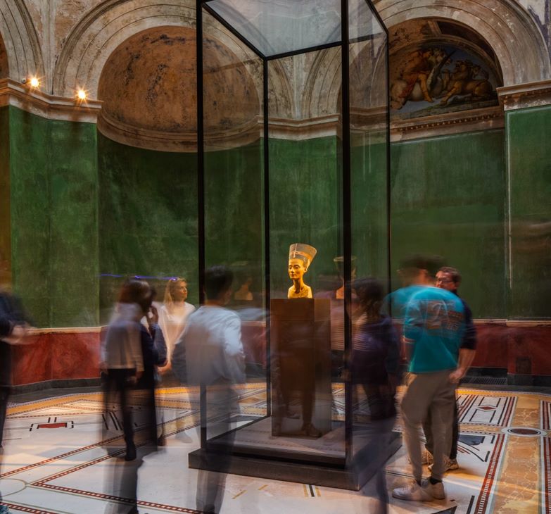 Επισκέπτες του Νέου Μουσείου Βερολίνου στην αίθουσα της Νεφερτίτης