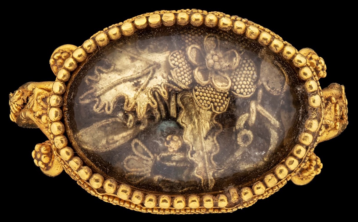 Άνθη και φύλλα από χρυσό και σμάλτο στην μικρογραφία της στεφάνης του δαχτυλιδιού