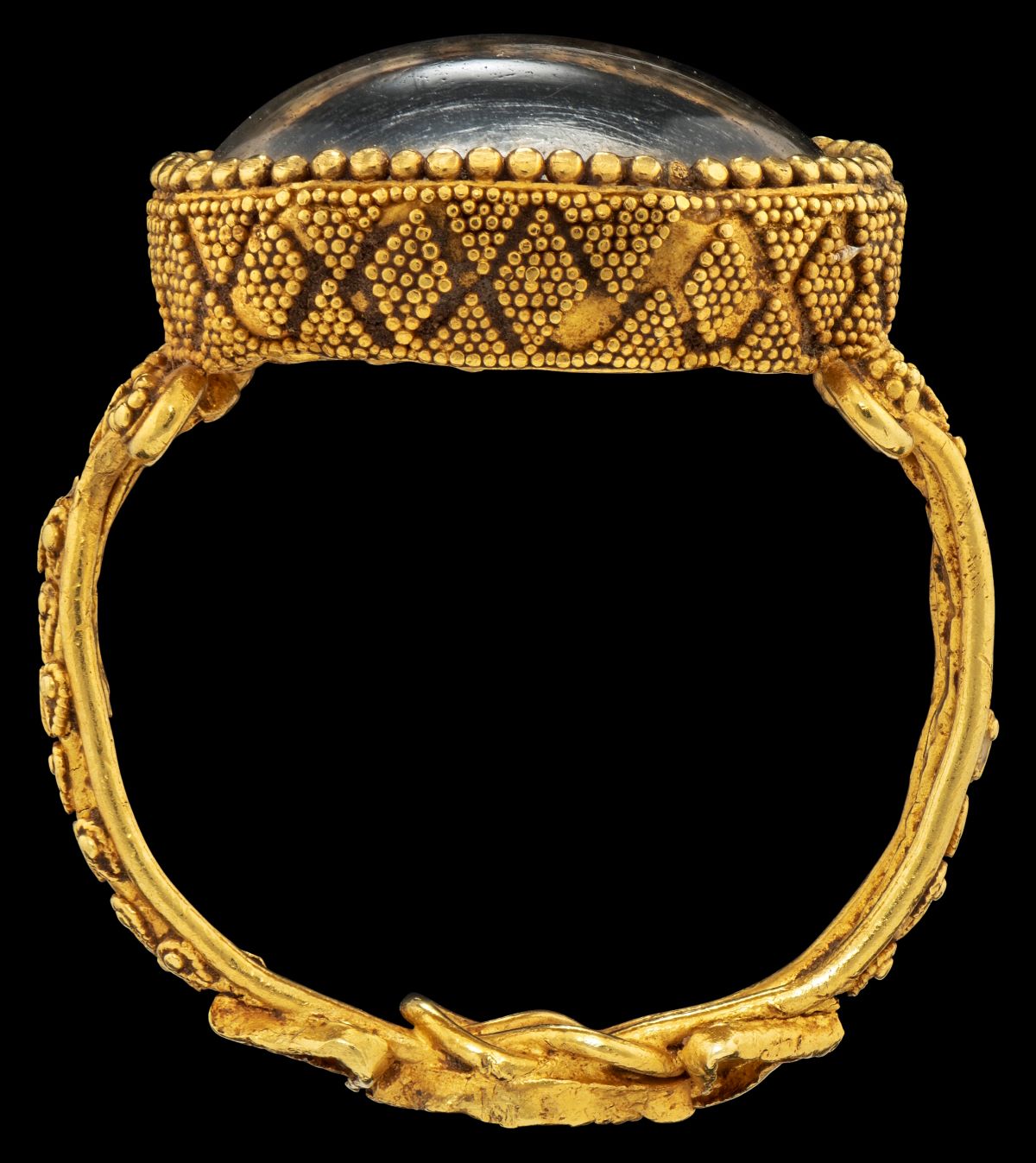 Πλούσια κοκκιδωτή διακόσμηση στις πλευρές της στεφάνης του δαχτυλιδιού