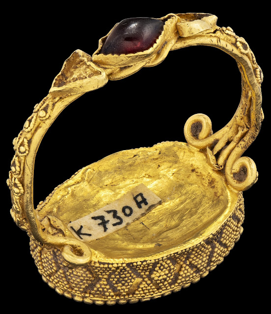 Η κατάληξη του κρίκου σε ηράκλειο άμμα στολισμένη με πολύτιμη πέτρα