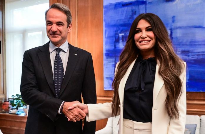 O πρωθυπουργός Κυριάκος Μητσοτάκης που δέχθηκε στο Μέγαρο Μαξίμου τη νέα πρέσβη των ΗΠΑ στην Ελλάδα Κίμπερλι Γκιλφόιλ