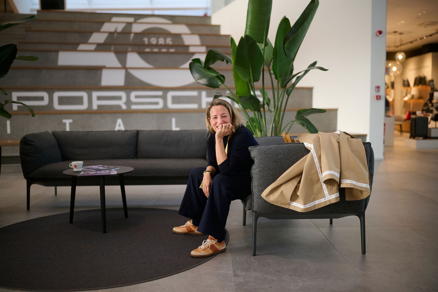 Η δημοσιογράφος του mononews.gr Ντόγια Καρολίνη στις εγκαταστάσεις της Porsche