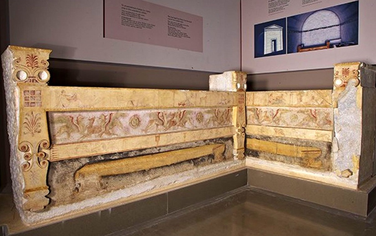 Οι ζωγραφιστές μαρμάρινες κλίνες από τον μακεδονικό τάφο της Νέας Ποτίδαιας Χαλκιδικής