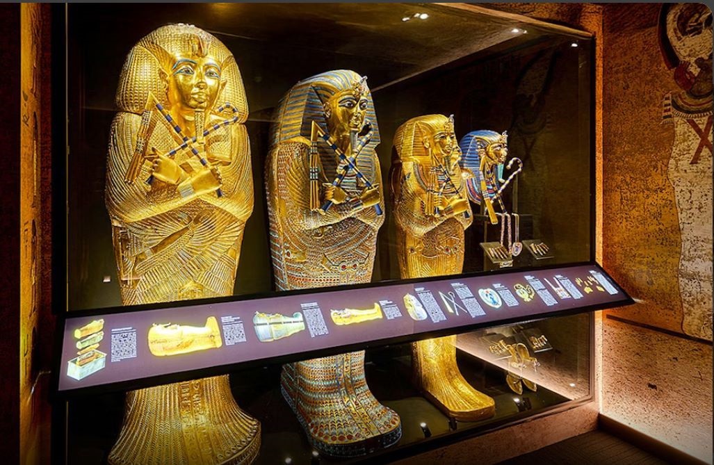 Εκθέματα από την αίθουσα του Τουταγχαμών στο Μεγάλο Αιγυπτιακό Μουσείο