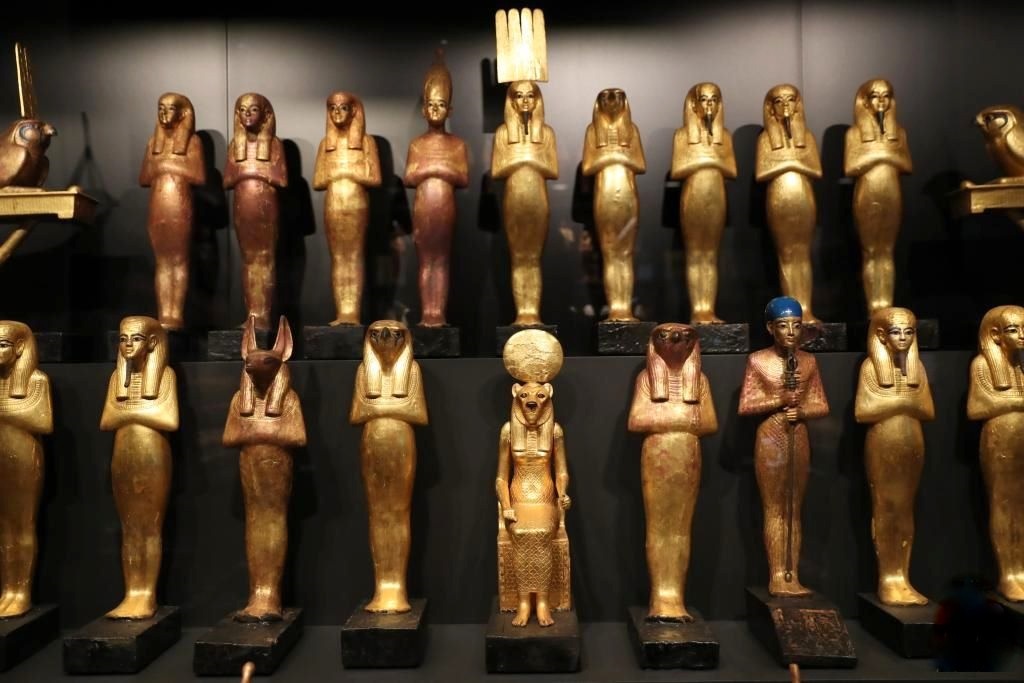 Εκθέματα από την αίθουσα του Τουταγχαμών στο Μεγάλο Αιγυπτιακό Μουσείο