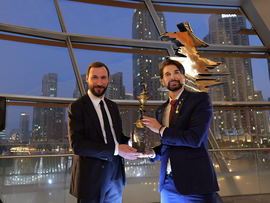 O γλύπτης Νίκος Φλώρος στη βράβευσή του 