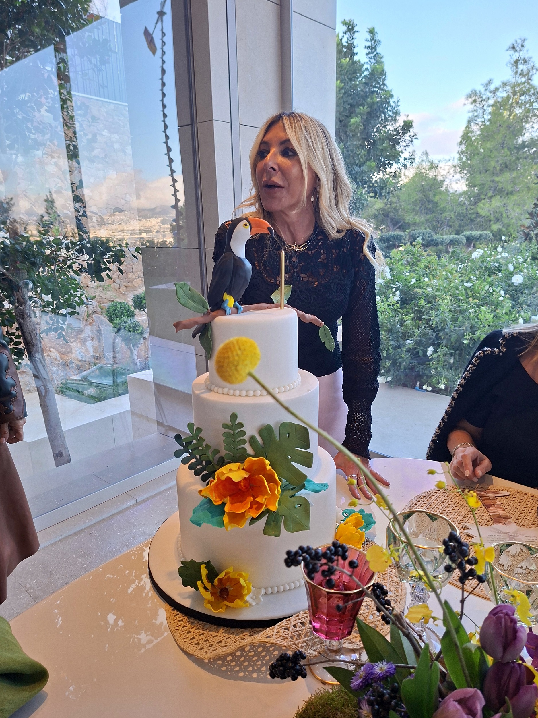 Η Σοφία Σωτηράκου έτοιμή να σβήσει τα κεράκια της τούρτας της