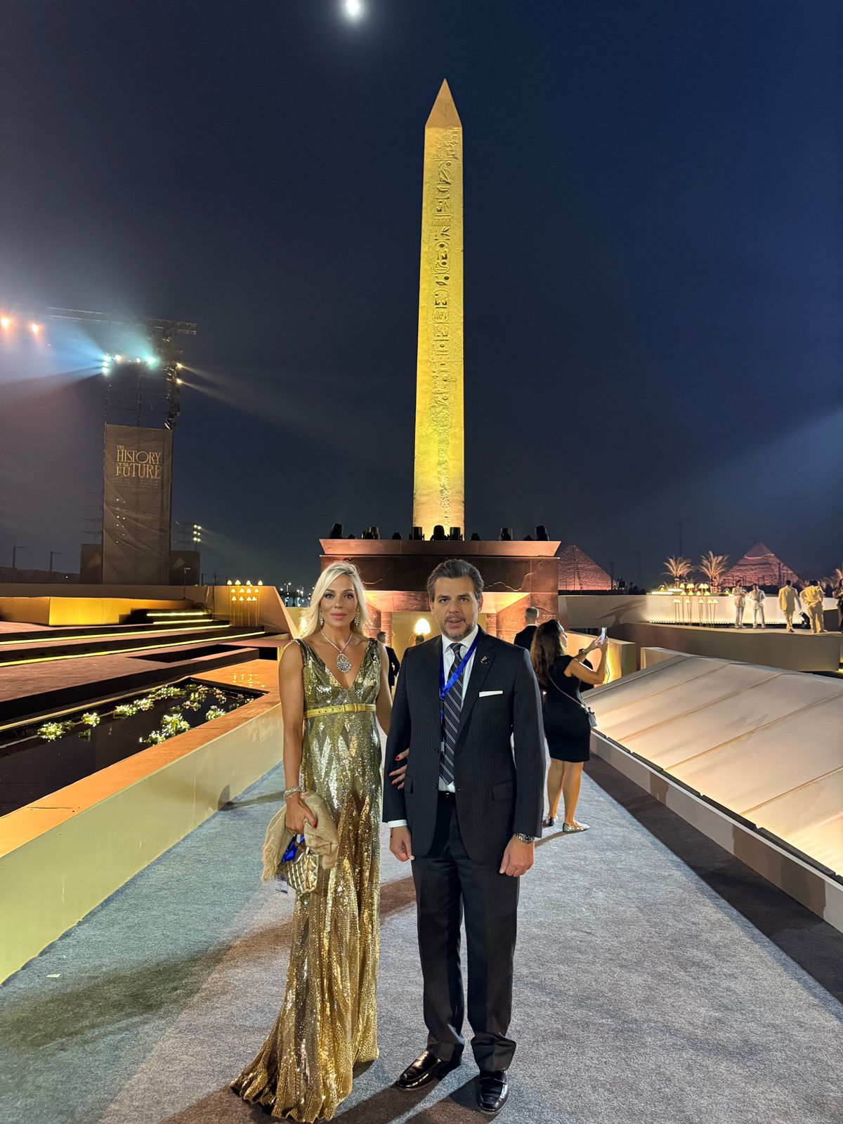 O Βασίλης και η Ρόη Αποστολοπούλου μπροστά στον Οβελίσκο