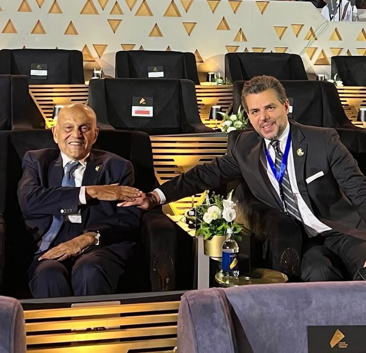 O Βασίλης Αποστολόπουλος με τον διάσημο καρδιοχειρουργό Μαγντί Γιακούμπ