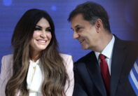 Ο υφυπουργός Εξωτερικών Χάρης Θεοχάρης (Δ) και η πρέσβης των ΗΠΑ Kimberly Guilfoyle (Α)