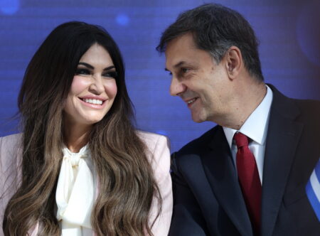 Ο υφυπουργός Εξωτερικών Χάρης Θεοχάρης (Δ) και η πρέσβης των ΗΠΑ Kimberly Guilfoyle (Α)