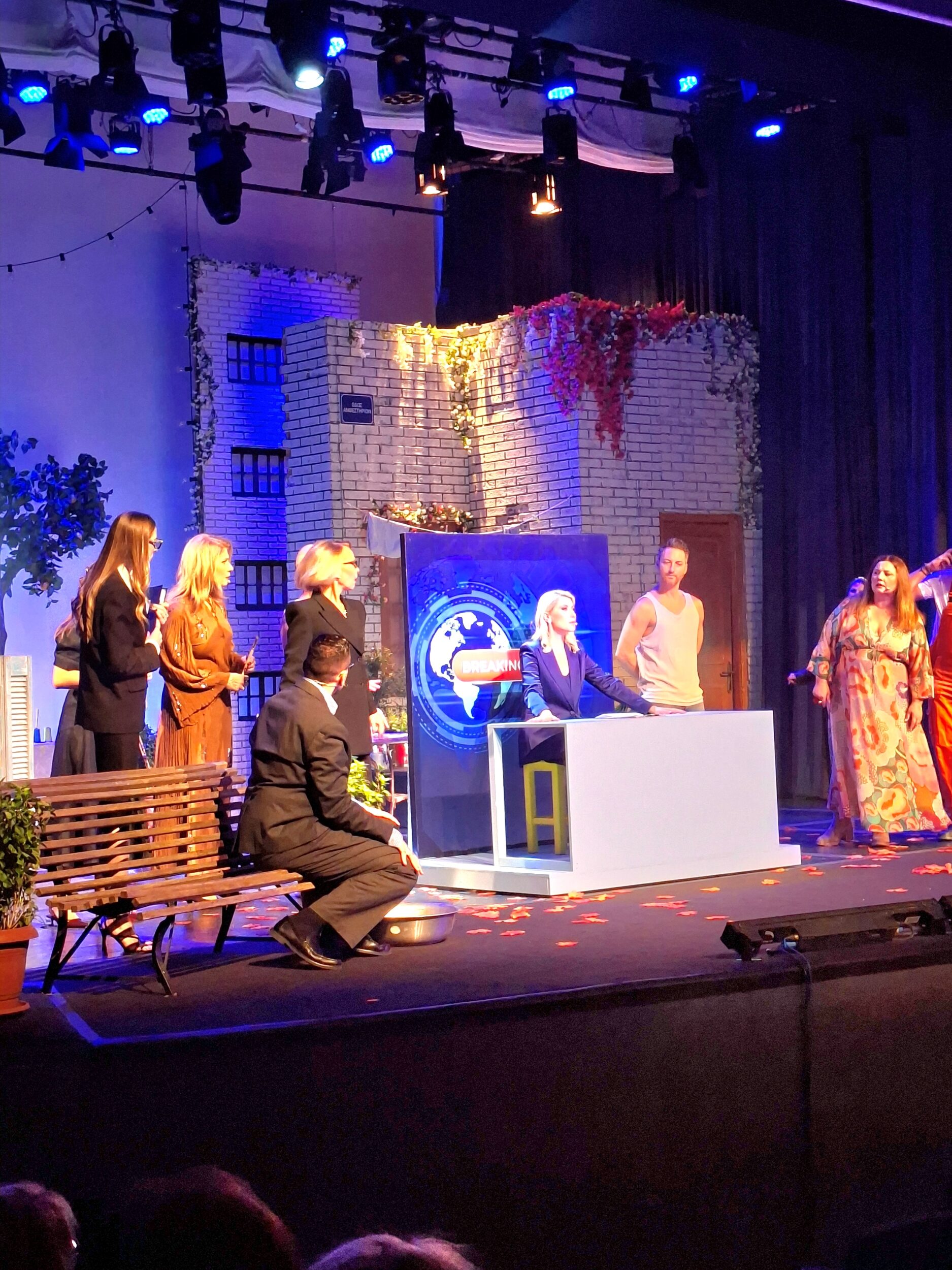 Στον γνωστό της ρόλο της newscaster