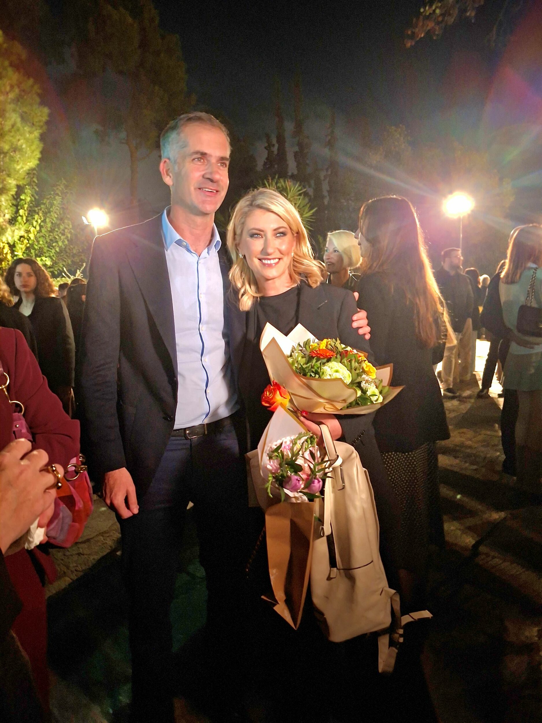 Εκεί βέβαια και ο Κώστας Μπακογιάννης να χειροκροτήσει τη γυναίκα του.