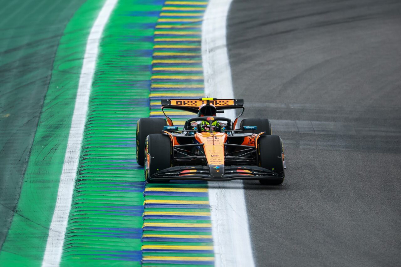 Απόλυτος κυρίαρχος ο Βρετανός διεύρυνε το προβάδισμά του στη μάχη του τίτλου.