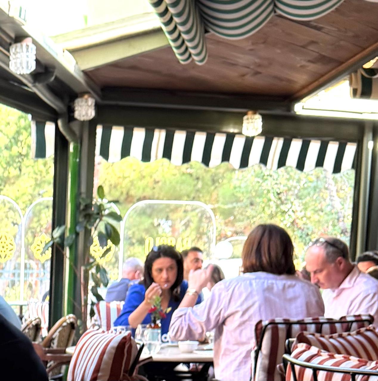 H Νίκη Κεραμέως απολαμβάνει το κυριακάτικο γεύμα της