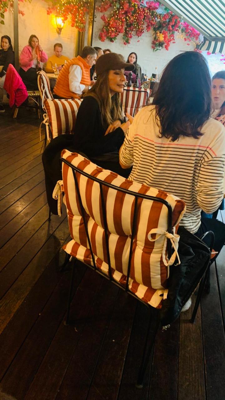 H Δέσποινα Βανδή με σπορ ντύσιμο και καπέλο