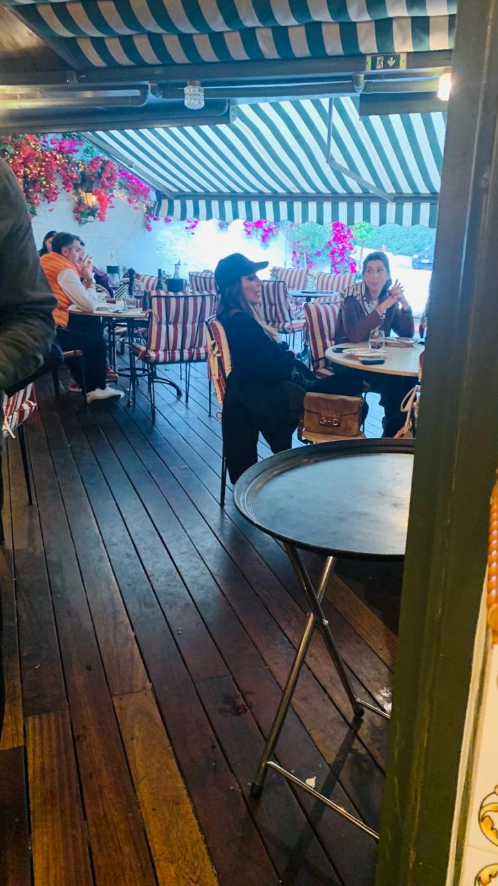 H Δέσποινα Βανδή με σπορ ντύσιμο και καπέλο