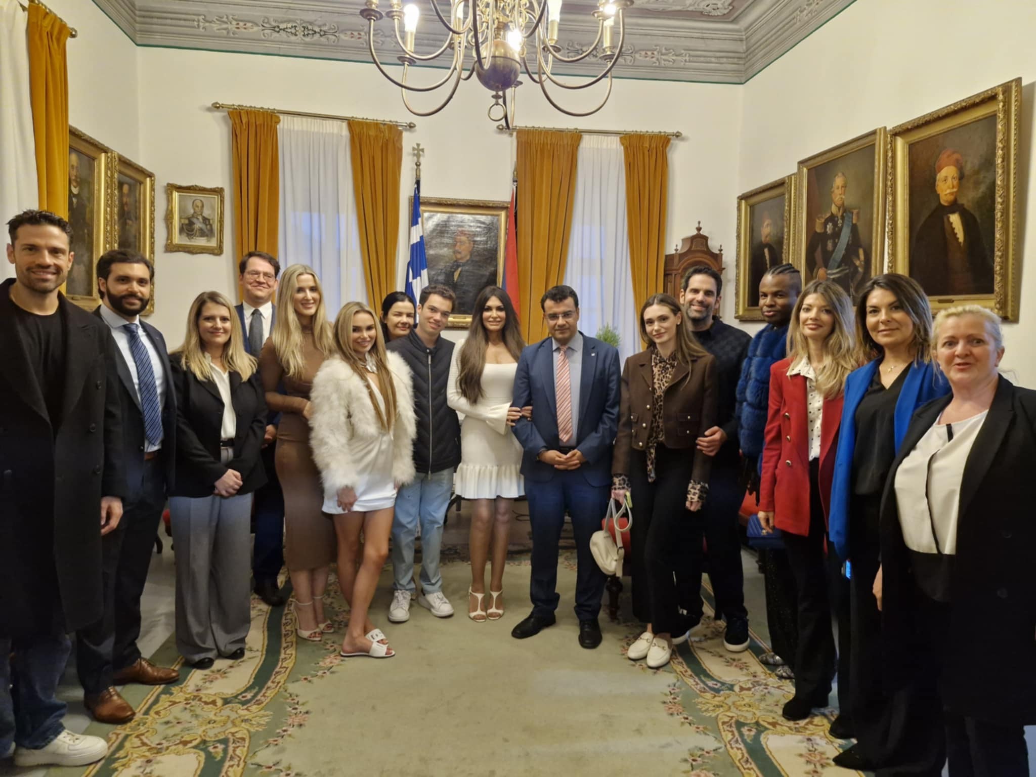 H Κίμπερλι Γκιλφόιλ στη μέση με τον δήμαρχο ενώ αριστερά στη φωτογραφία είναι ο Αργυρός