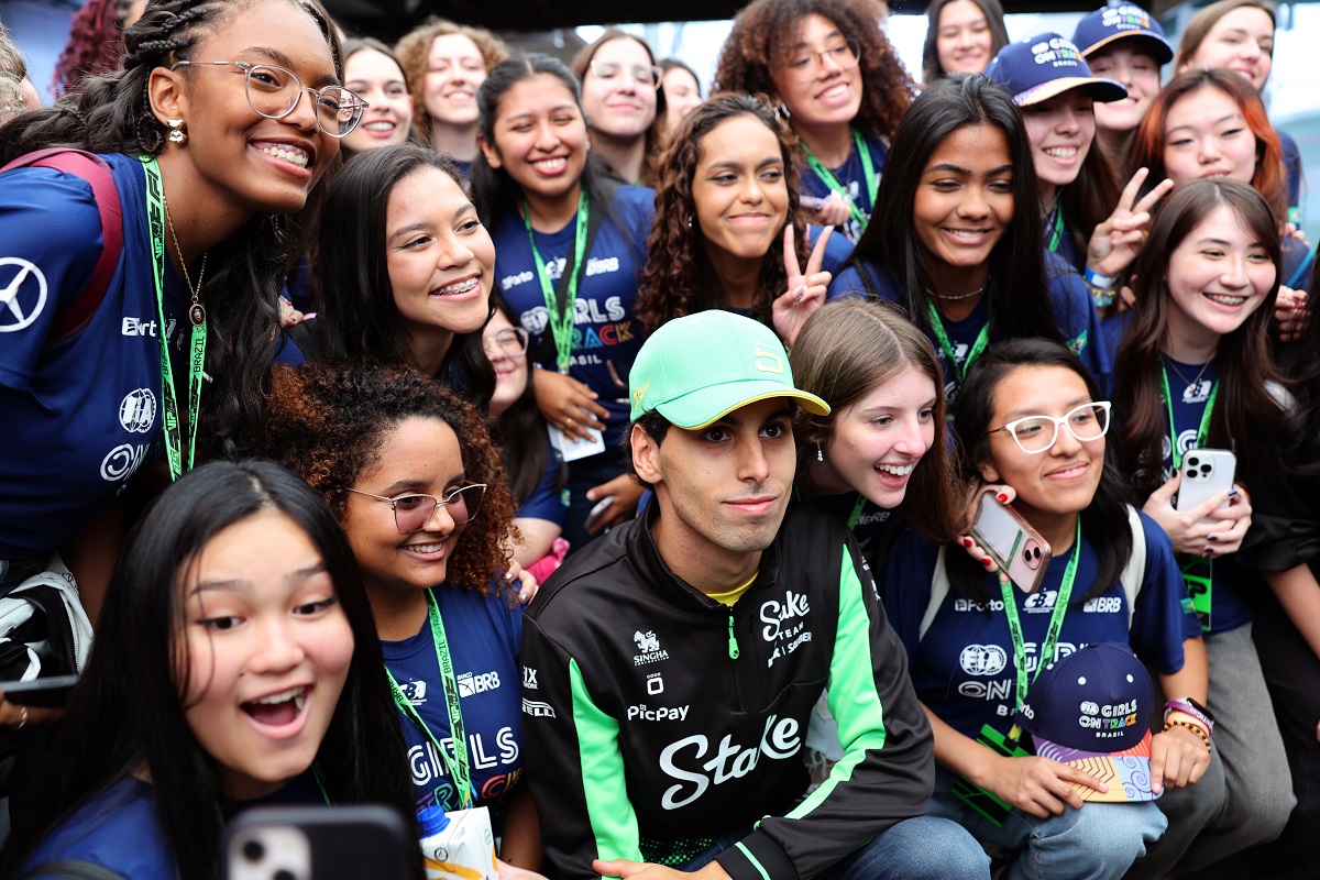 Τα κορίτσια που βρέθηκαν στην πίστα στο πλαίσιο του «FIA Girls on Track» που έχει ως στόχο να εμπνεύσει και να ενδυναμώσει κορίτσια και γυναίκες, ώστε να βρουν μια θέση στον κλάδο του μηχανοκίνητου αθλητισμού, επισκέφτηκαν το Μπορτολέτο στα πιτ της Sauber