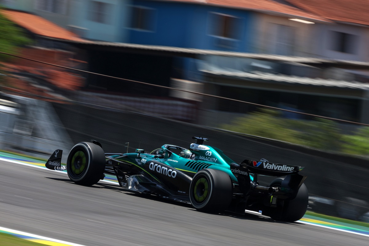 Χρώματα και αντιθέσεις: Ο δισεκατομμυριούχος Λανς Στρολ οδηγεί το μονοθέσιο της Aston Martin (του ανήκει η εταιρεία) με φόντο την παραγκούπολη του Σάο Πάολο, όπου διαμένουν πάμπτωχοι Βραζιλιάνοι