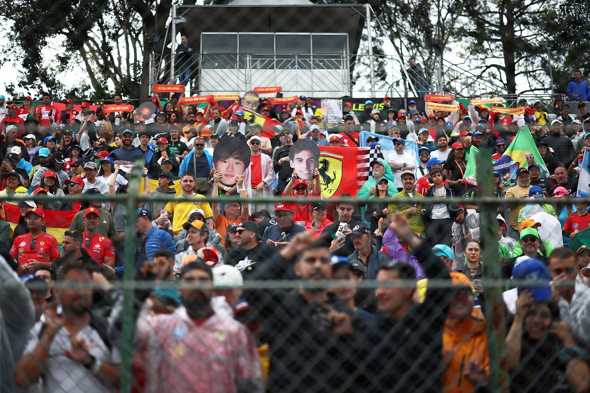 Το μεγαλείο του αθλητισμού, ο καθένας υποστηρίζει ότι θέλει και όλοι μαζί το σπορ.