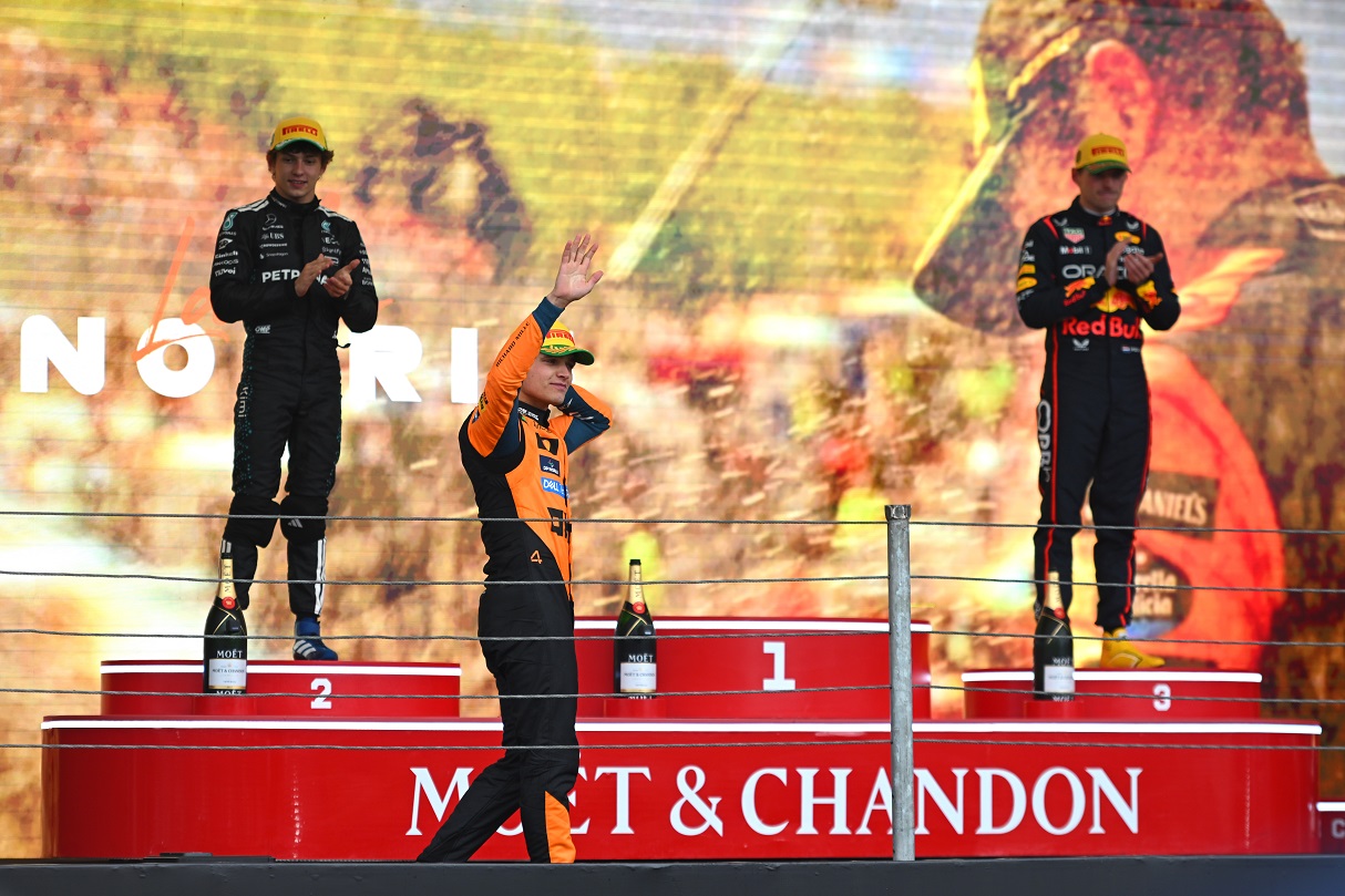 O Νόρις αποθεώθηκε από το κοινό, οποία αντίθεση με το Μεξικό πριν δυο βδομάδες