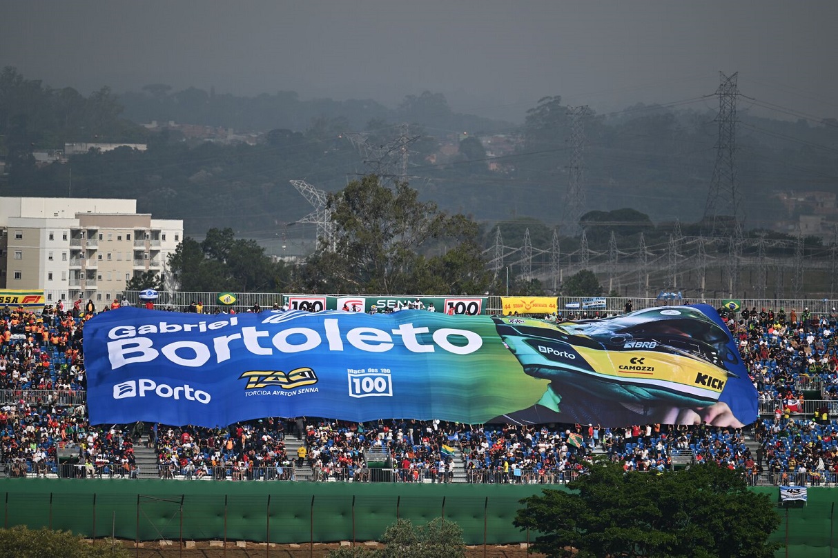 Κατάμεστο το Στάδιο με φιλάθλους οι οποίοι φώναζαν ρυθμικά το όνομα του τοπικού Γκαμπριέλ Μπορτολέτο.